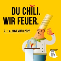Koch steht hinter Chili mit brennenden Muskeln. Daneben der Spruch: "Du Chili. Wir Feuer." 