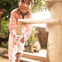 Ein Mädchen wäscht sich die Hände.